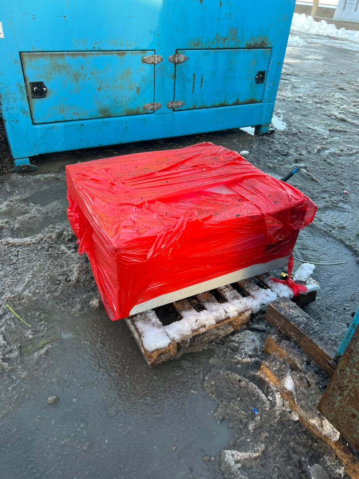 Hopper and Conveyor with Bag Ripper