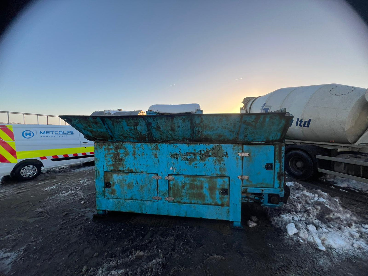 Hopper and Conveyor with Bag Ripper